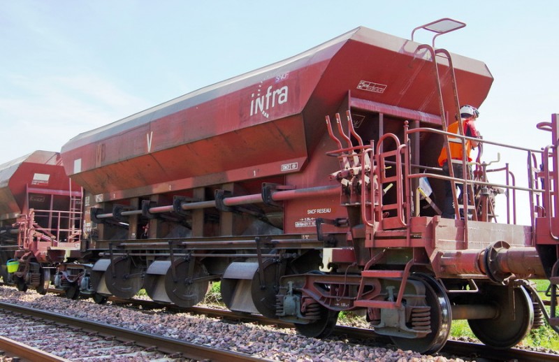 80 87 977 7 430-8 Uas D12 6 F-SNCFR (2018-04-20 Monbleux PK 53,950) (1).jpg