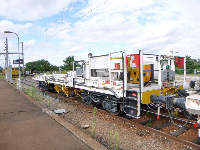 99 87 9 326 502-1 (2018-08-13 gare de Blois) RGT35-2B & VGS04MSC (1).jpg