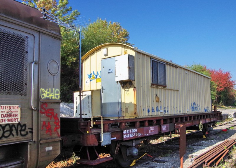 40 87 954 4 955-7 Us K55 5 F-SNCFR MN (2018-10-10 gare de Guignicourt) (1).jpg