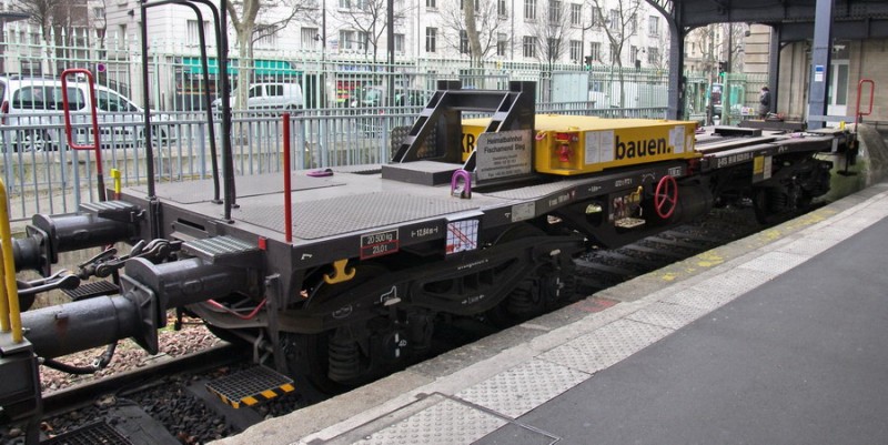 Grue Kirow (2015-03-21 gare de Paris Est) (2).jpg (166.55 Kio) Vu 10950 fois Grue Kirow (2015-03-21 gare de Paris Est) (2).jpg
