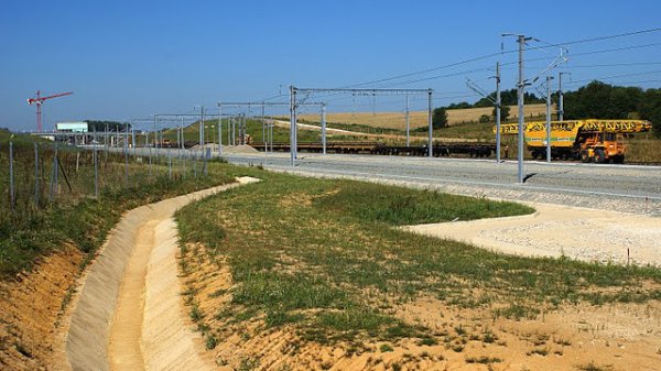 pose de la voie provisoire après la gare coté Petit Croix.jpg