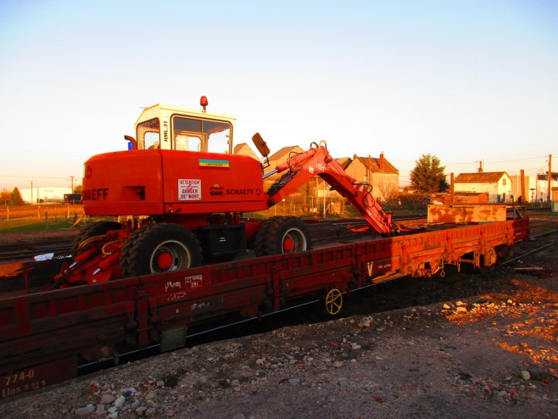 Schaeff HML 31 sur wagon.jpg (189.69 Kio) Vu 6764 fois Schaeff HML 31 sur wagon.jpg