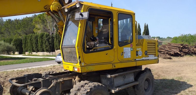 Liebherr A900ZW (2019-04-20 Uzes) vers Pont du Gard (3).jpg