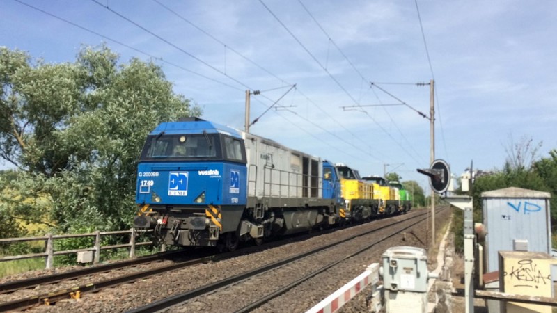 G 2000 BB 5001749 (2019-06-25 prés de Metz) + 79007 + 79008 + 4185 023-6.jpg (145.61 Kio) Vu 9882 fois G 2000 BB 5001749 (2019-06-25 prés de Metz) + 79007 + 79008 + 4185 023-6.jpg