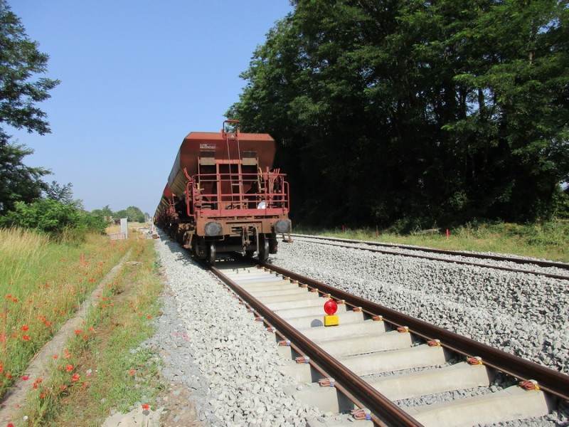 80 87 977 8 225-3 Uas D126 F-SNCFR (2019-06-28 Sainte Foy-la-Grande) PK 585,800 (3).jpg