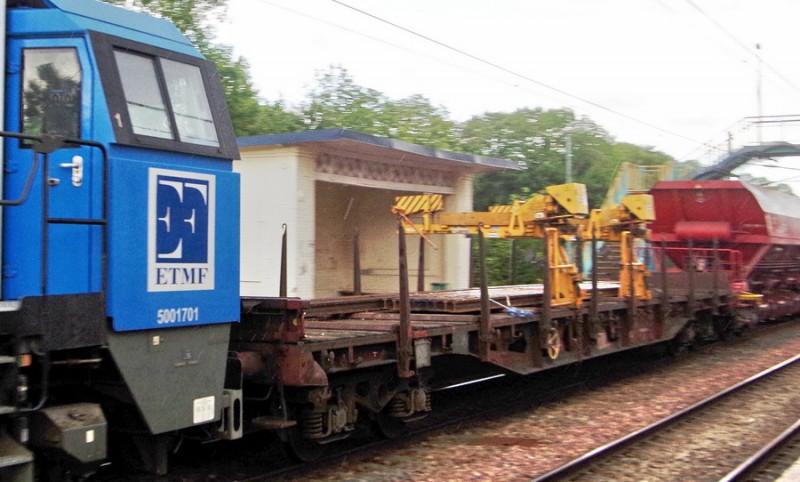80 87 977 4 013-7 Uas R89 2 F-SNCFR (2019-07-30 Poix de Picardie )ie Train K2 (2).jpg