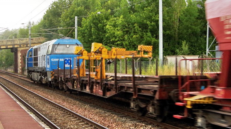 80 87 977 4 013-7 Uas R89 2 F-SNCFR (2019-07-30 Poix de Picardie )ie Train K2 (1).jpg