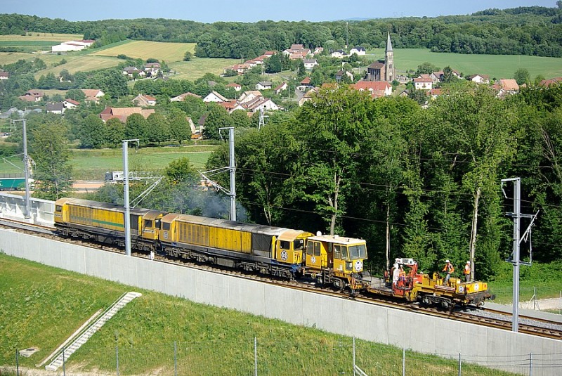 20100715je-lgv-rr-bermont-um2class58-cc58033etf+cc58032etf+wagon-positionneur+clocher-trevenans-lrs-vt-imgp0808retouche900.jpg