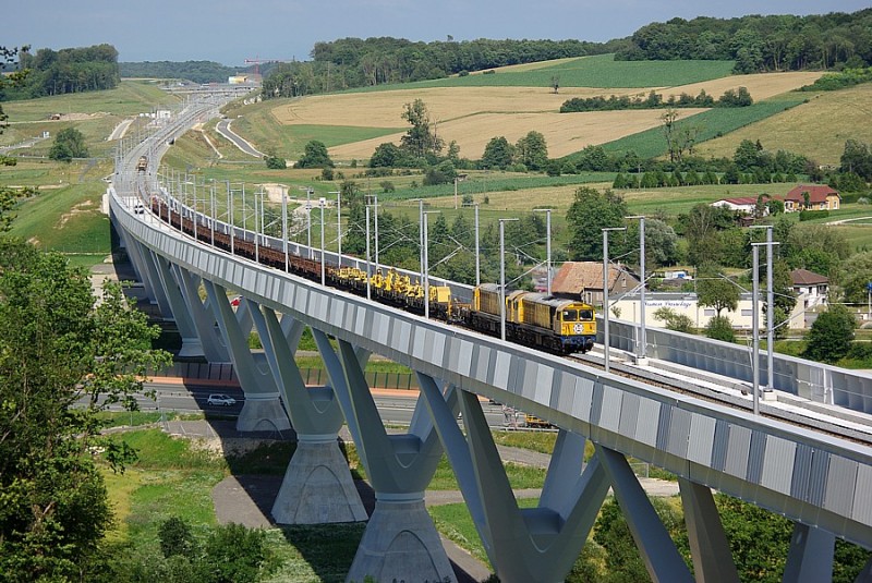 20100715je-lgv-rr-viaduc-savoureuse-2um2class58+train-alimentation-lrs-vt-imgp0749retouche900-.jpg