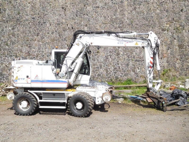 Liebherr A900 CZW - WLHZ1030LZK050890 - ETF Monistrol-d'Alier 05-2021 (1).JPG