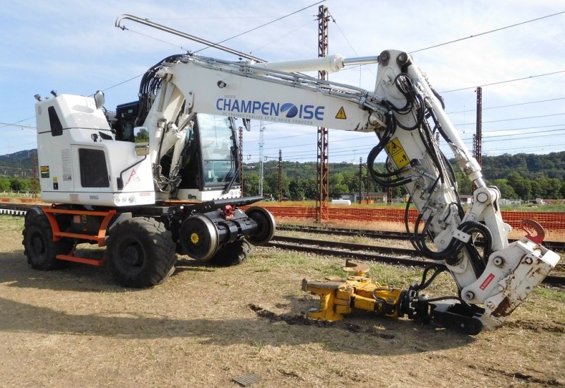CATERPILLAR M323f - RH600118 - Champenoise (Ambérieu-en-Bugey 05-07-2023) (1).JPG