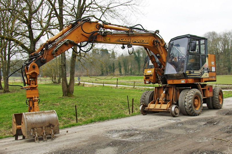 Pelle CASE 588 PRR - SNCF RS.jpg