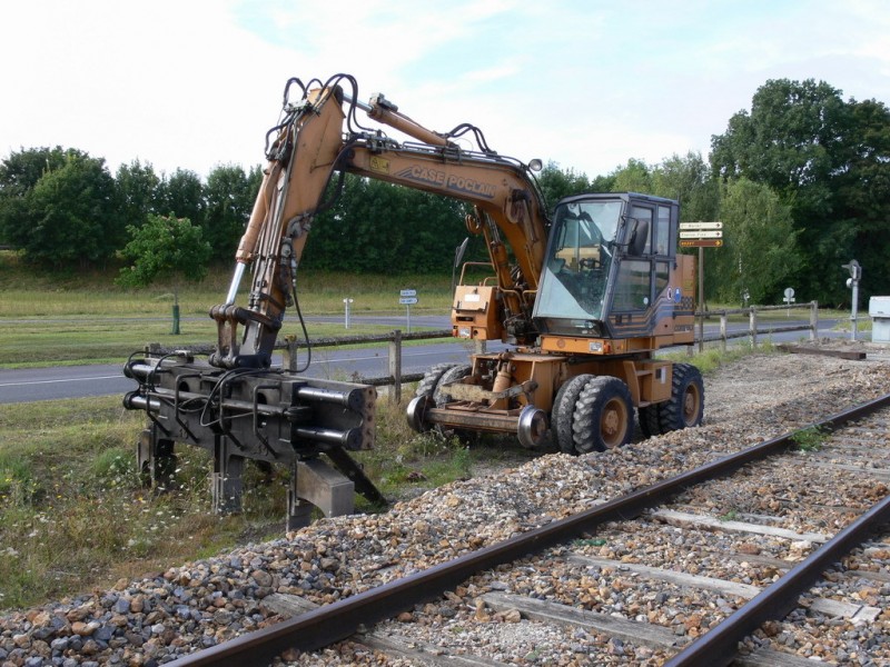 Pelle CASE 588 PRR - SNCF PSE.jpg