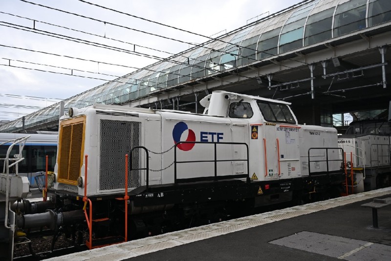 V 211-92 87 0211 049-7-(621-2)-ETF-En gare de Massy Palaiseau-20 02 2025-01.jpg