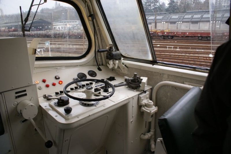 V211_520_6_cab_2.jpg