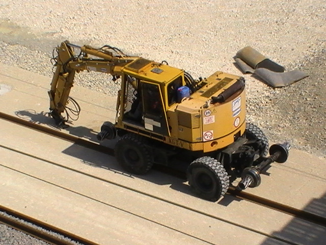 pelleteuse sur rail route.JPG