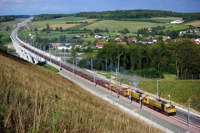 20100812je-lgv-rr-bermont-train-lrs-vers-villersexel-class58-cc58013+cc58036etf+plats-v-vides+wag-positionneur+cc58034tso+viaduc-savoureuse-vt-imgp4014retoucheauto900.jpg