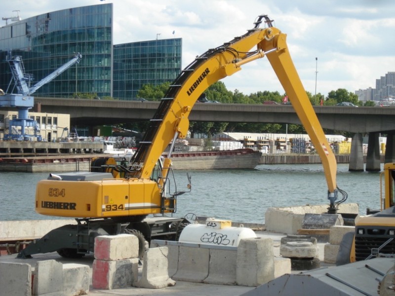 Liebherr 934_Manut_sml.jpg
