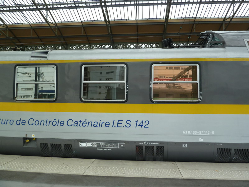 63 87 99 97 142-6 Su IES 142 (gare de Tours 2013-11-12) + 69447 Fret VH (2).jpg