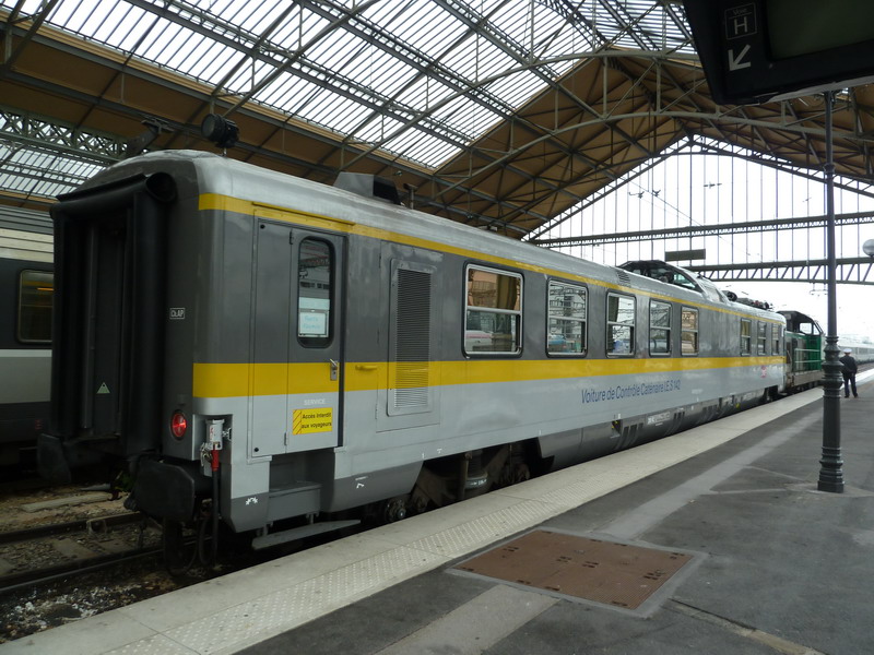 63 87 99 97 142-6 Su IES 142 (gare de Tours 2013-11-12) + 69447 Fret VH (1).jpg