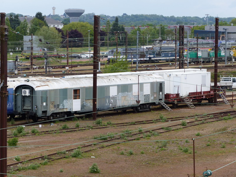 40 87 954 4 526-6 Us K79 1 SNCF-PSL (2014-04-25 St Pierre des Corps) 80 87 979 3 456-5 Uas H55 0 (1).jpg
