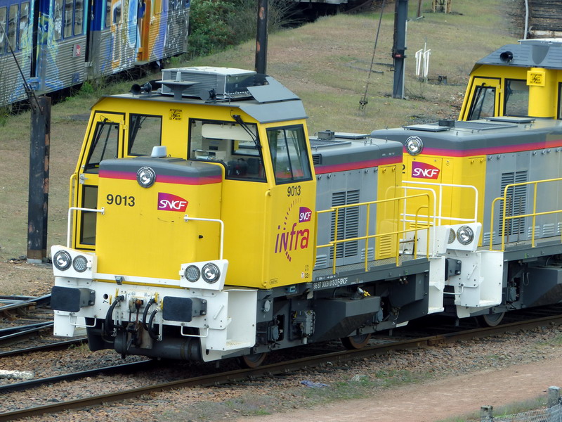 Y.9013 (2014-04-19 dépôt de St Pierre des Corps) + Y.9022 (1).jpg