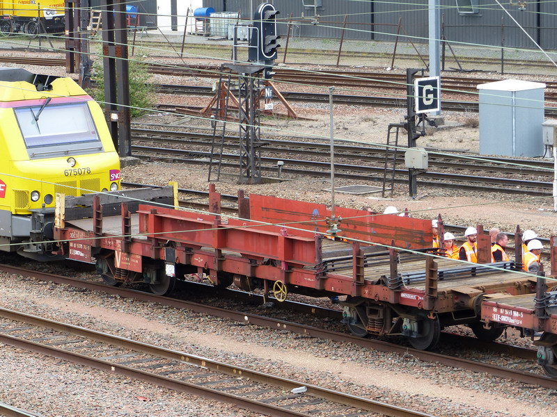 80 87 977 1 705-1 Uas S04 6 F SNCF-DJ (2014-06-03 St Pierre des Corps) (1).jpg