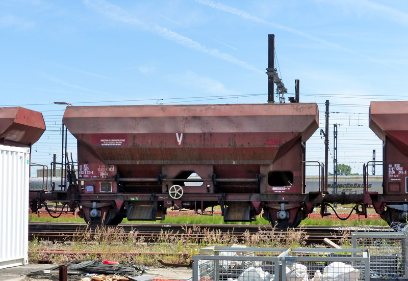 40 87 952 9 721-2 Us C12 6 SNCF-PSL (2014-06-21 Infrapôle TGV A SPDC) (1).jpg