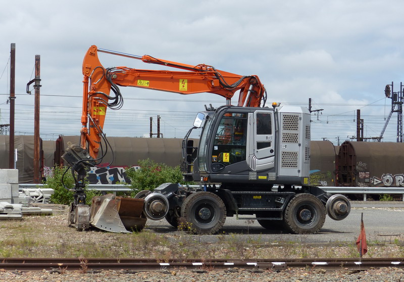 Hitachi D 2R - XZ 170 PRR (2015-05-23 BIDON V à SPDC) PPR 02 (2).jpg