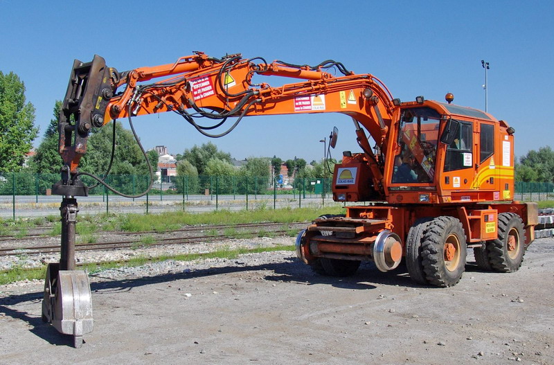 CASE 788 PRR (2013-09-04 Cour de la gare de St Quentin) Colas Rail n° F 6200036 (1).jpg