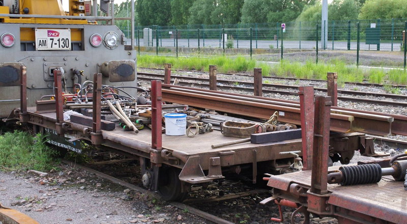 99 87 9 750 109-0 SNCF-LL (2014-05-23 gare de St Quentin 02) + DU 84 C AM 7.130 (2).jpg