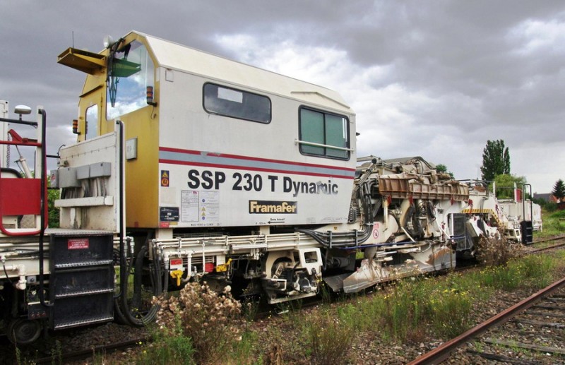 99 87 9 125 521-4 Type SSP 230 T Dynamic (2016-08-20 gare de Chaulnes) Eiffage-Pichenot Bouillé (39).jpg