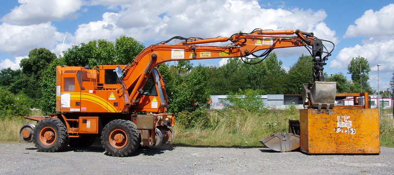 CASE 788 Plus Compact (2016-08-20 gare de Rosières en Santerre) Colas Rail F 6200043 (1).jpg