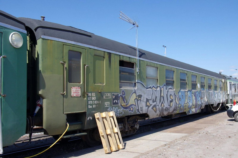 80 87 979 024-1 Uas H55 0 SNCF-RS (2013-05-05 Saint Quentin) (1).jpg