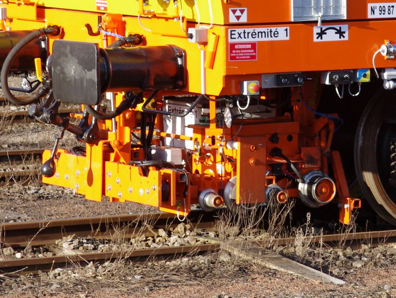 99 87 9 121 529-1 - 109 FRP (2013-02-06 Saint Quentin) Colas Rail (3).jpg