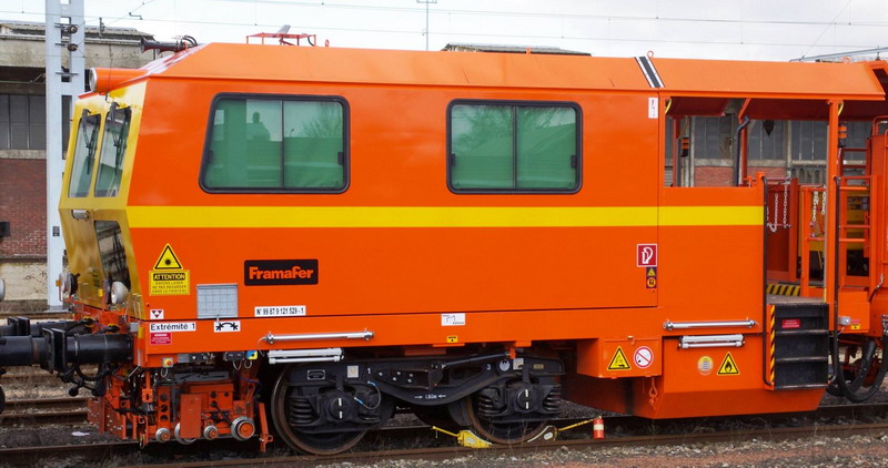 99 87 9 121 529-1 - 109 FRP (2013-02-06 Saint Quentin) Colas Rail (6).jpg