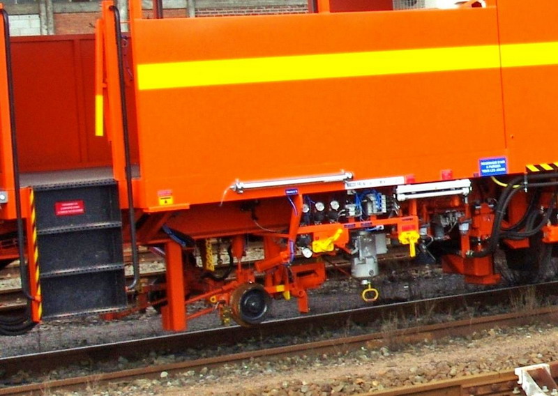 99 87 9 121 529-1 - 109 FRP (2013-02-06 Saint Quentin) Colas Rail (18).jpg