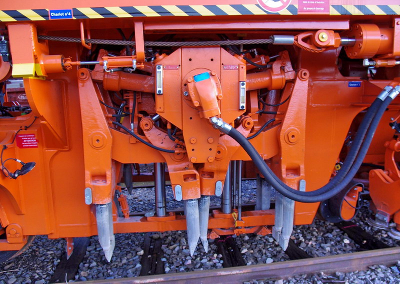 99 87 9 121 529-1 - 109 FRP (2013-02-06 Saint Quentin) Colas Rail (33).jpg