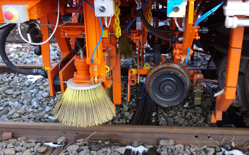 99 87 9 121 529-1 - 109 FRP (2013-02-06 Saint Quentin) Colas Rail (48).jpg