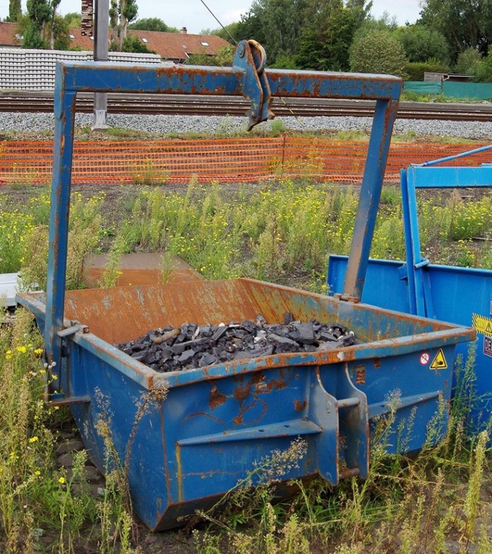 Benne à déchet Eichinger 1045-12 1000L (2017-09-07 gare de Henin) Lenaerts Blommaert (2).jpg